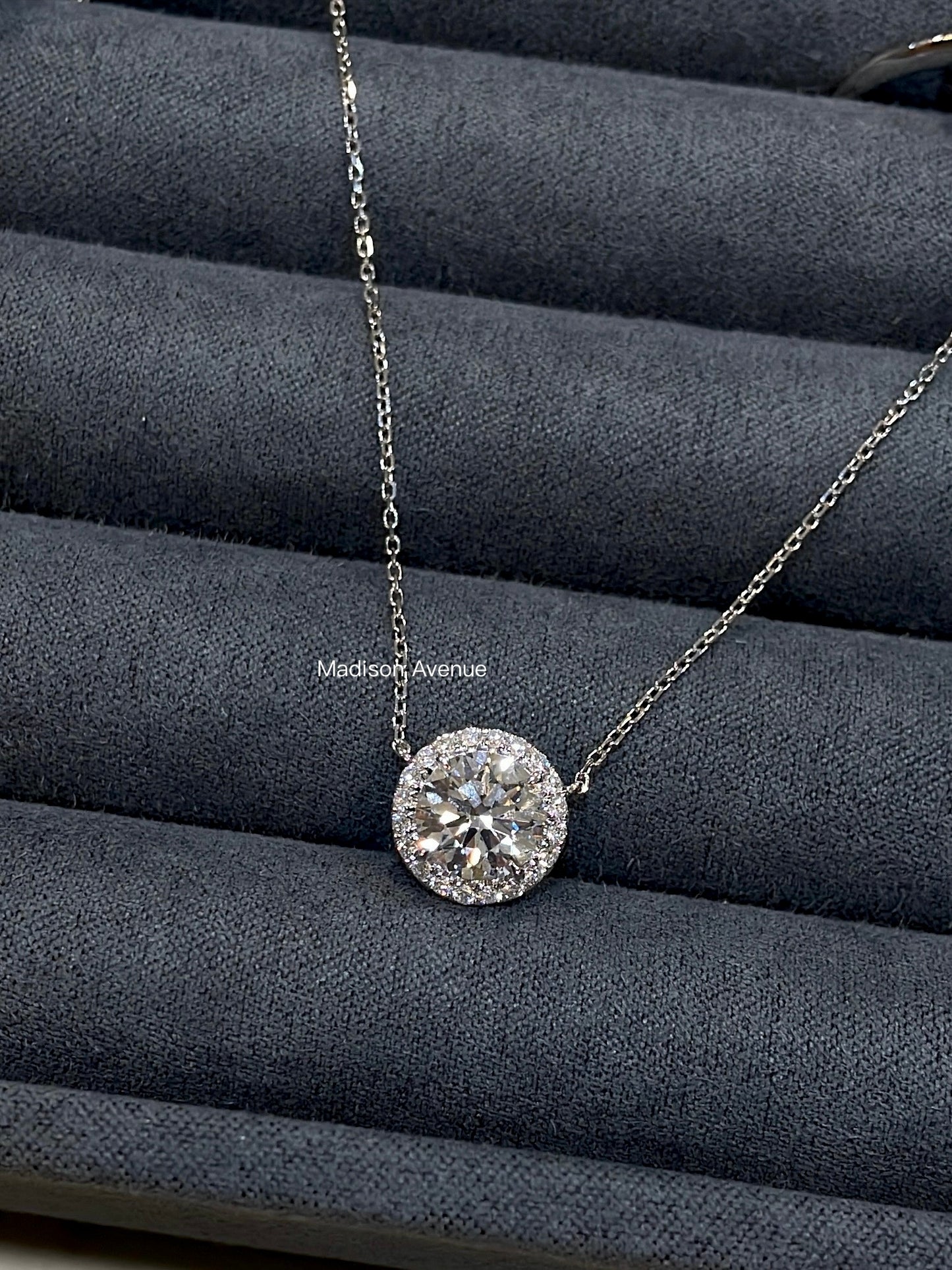 MadisonDia Christmas Sale 2ct D, VVS2, IDEAL, EX, EX, IGI certified, Halo 18K Lab-Grown Diamond Pendant
