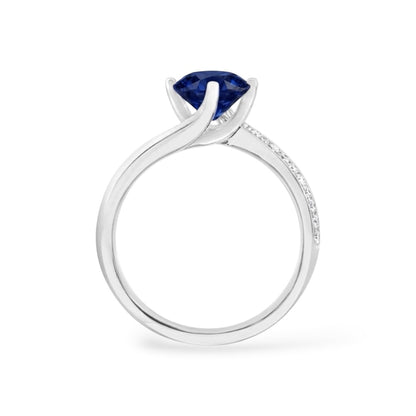 AMI057B Anello con Zaffiro Blu Coltivato in Laboratorio e Pietre Laterali