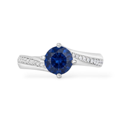 AMI057B Anello con Zaffiro Blu Coltivato in Laboratorio e Pietre Laterali