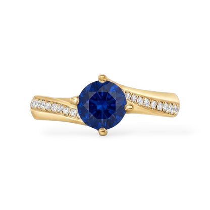 AMI057B Anello con Zaffiro Blu Coltivato in Laboratorio e Pietre Laterali