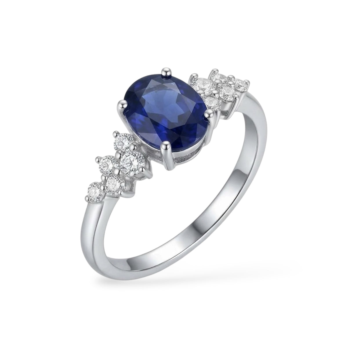 Anello AMI072B con Zaffiro Blu Ovale Coltivato in Laboratorio e Pietre Laterali