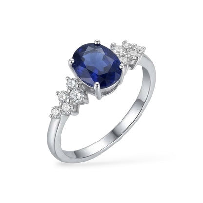 Anello AMI072B con Zaffiro Blu Ovale Coltivato in Laboratorio e Pietre Laterali
