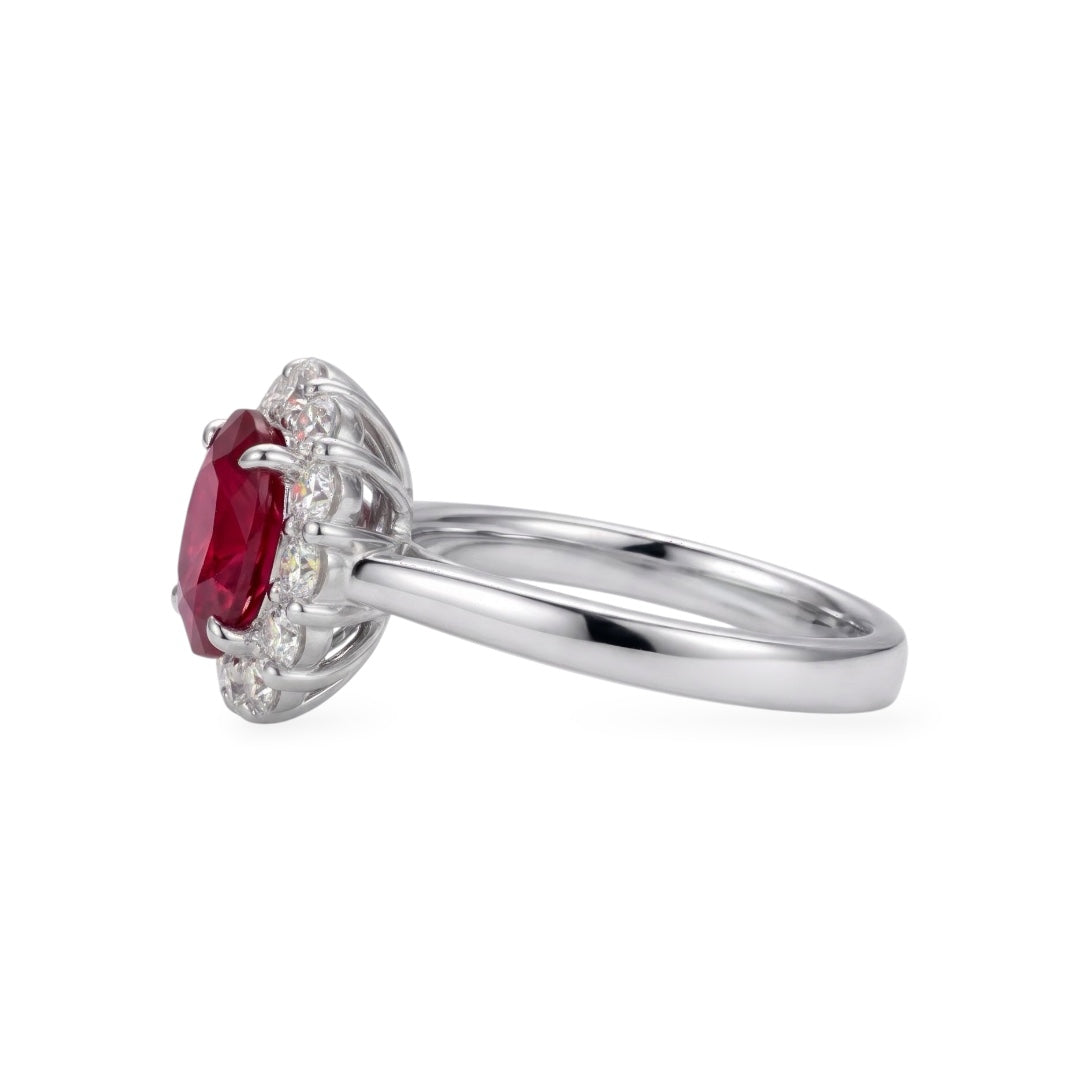 Anello AMI074 Halo con Rubino Ovale Coltivato in Laboratorio (Sangue di Piccione)
